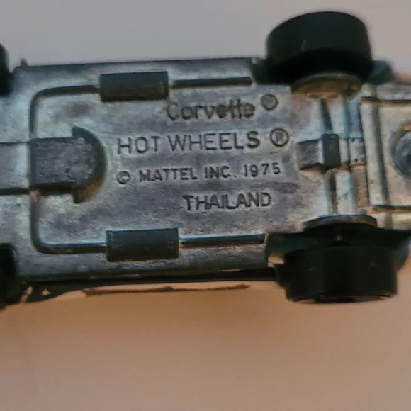 Hot Wheels toy cat. White Corvette Surf Shop 1975 steel chasis. - Picture 4 of 4